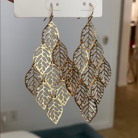 Jewelry - BUNDLE 4/15$ Gold shimmery leaf earrings